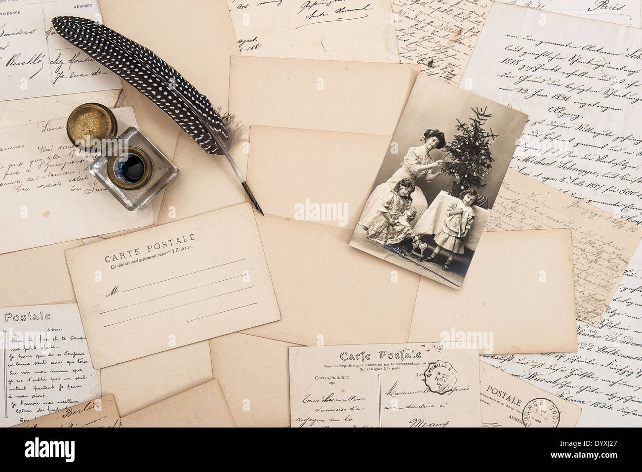 Vecchio lettere, cartoline d'epoca e antichi giù penna. nostalgico sfondo sentimentale con retro cartolina di Natale Foto Stock