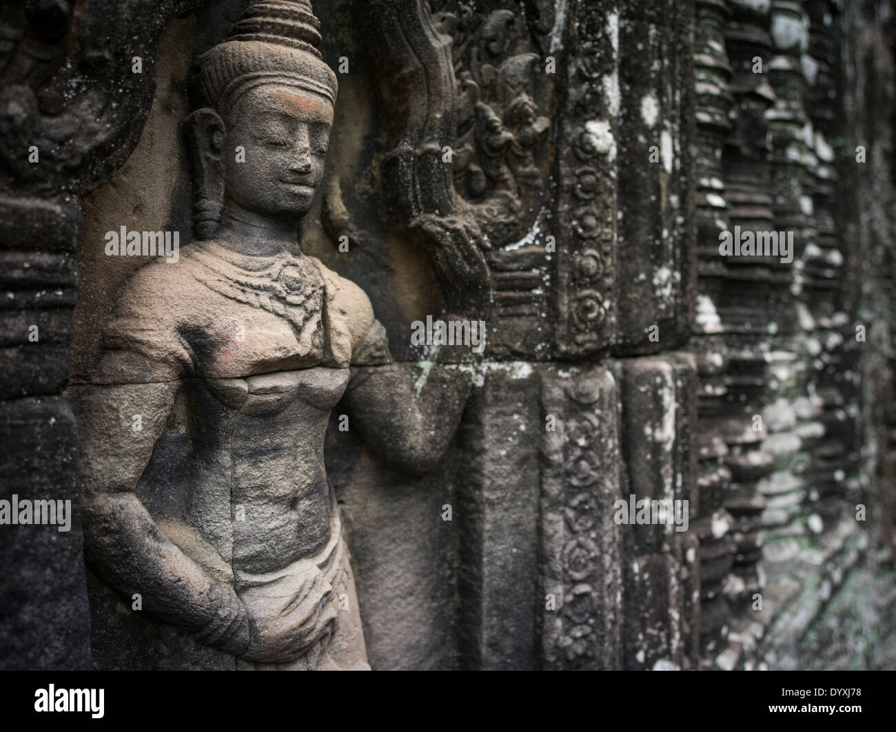 Arenaria bassorilievo sculture di Apsara al Banteay Kdei monastero buddista / i resti di un tempio. Siem Reap, Cambogia Foto Stock