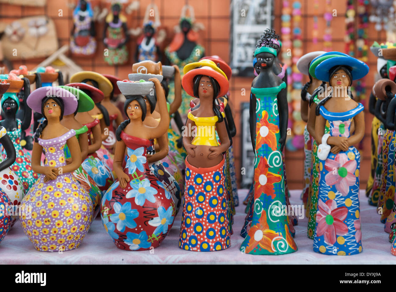 Olinda, Stato di Pernambuco, Brasile. Souvenir turistici colorato figure di terracotta. Foto Stock