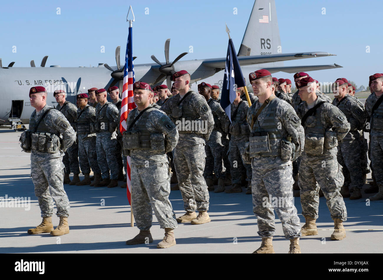 US Army paracadutisti con il 173rd Airborne Brigade Combat Team stand in formazione dopo il loro arrivo il 26 aprile 2014 nella città di Siauliai, Lituania. I soldati sono stati distribuiti per la Lituania, Polonia, Lettonia ed Estonia come le tensioni con la Russia si elevano al di sopra dell'Ucraina. Foto Stock