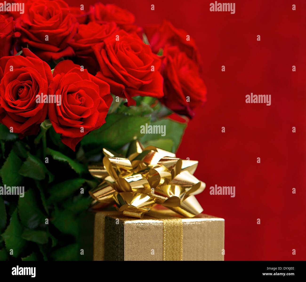 Rose rosse e golden confezione regalo. festosa decorazione. disposizione romantico Foto Stock