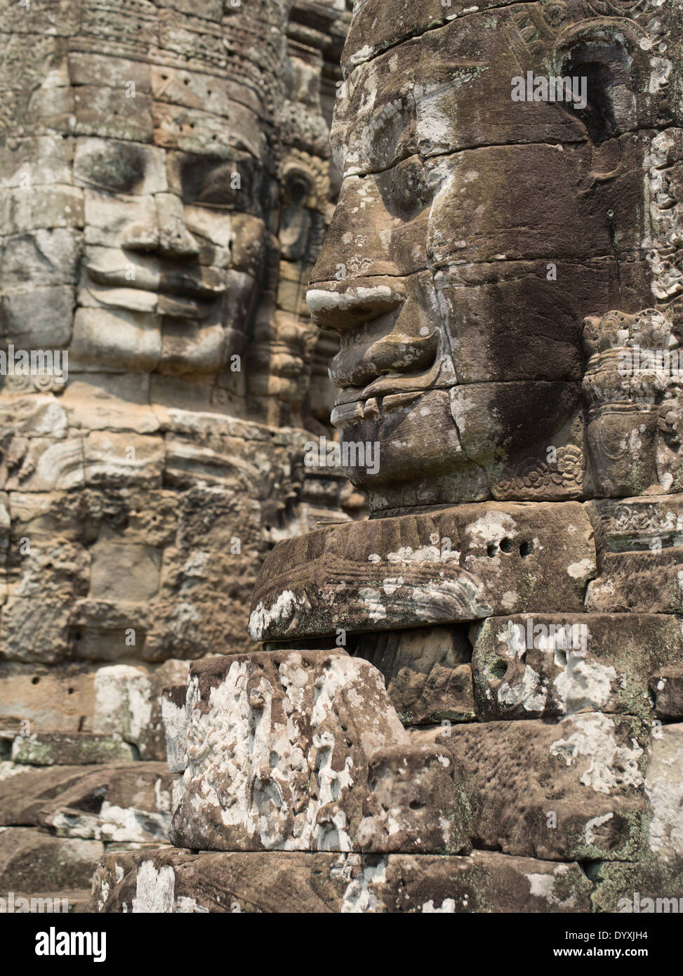 Torri con le facce sorridenti dei Lokeshvara tempio Bayon entro le mura di Angkor Thom, Siem Reap, Cambogia Foto Stock