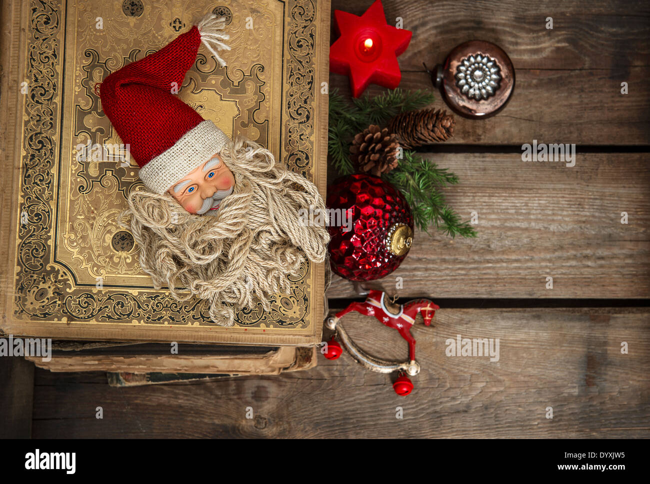 Vintage decorazione di Natale con baubles di antiquariato e giocattoli su sfondo di legno. Foto Stock