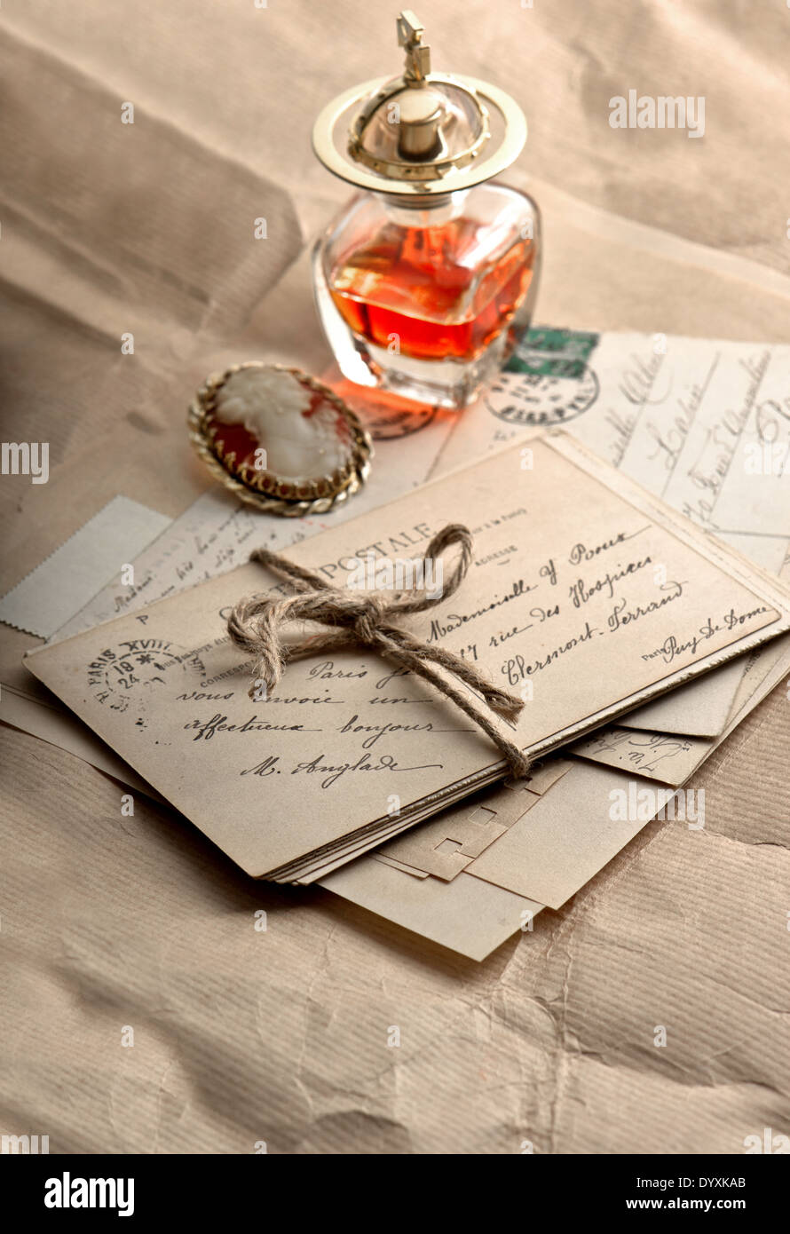 Vecchio lettere, cartoline e accessori vintage. sentimentale sfondo nostalgico Foto Stock