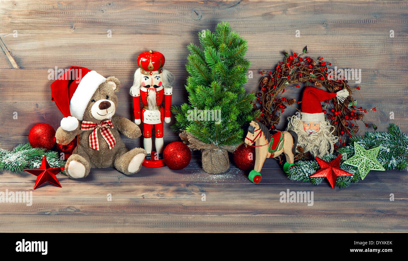Nostalgico decorazione di Natale con giocattoli antichi orsacchiotto e schiaccianoci. stile retrò tonica foto Foto Stock
