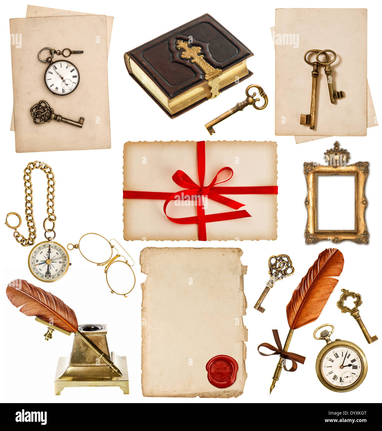 Vecchi fogli di carta con accessori vintage isolati su sfondo bianco Foto Stock