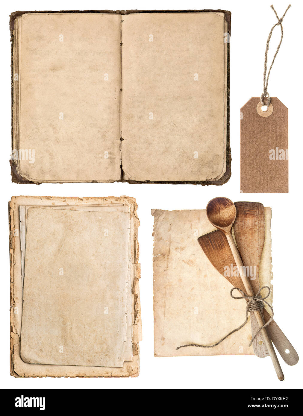 Vintage in legno utensili da cucina, old cookbook, pagine e tag isolati su sfondo bianco. Nonna libro di ricette di concetto Foto Stock