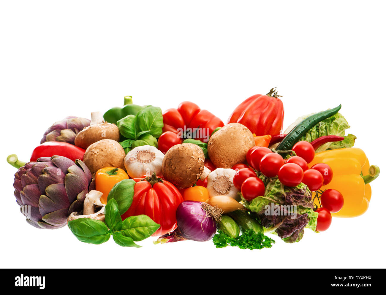 Gruppo di verdure fresche ed erbe isolati su sfondo bianco. cibo crudo Foto Stock
