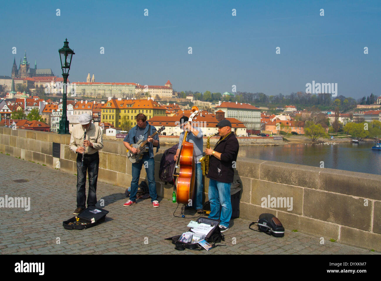 Band, musica eseguita, Karluv più, Charles Bridge, Praga, Repubblica Ceca, Europa Foto Stock