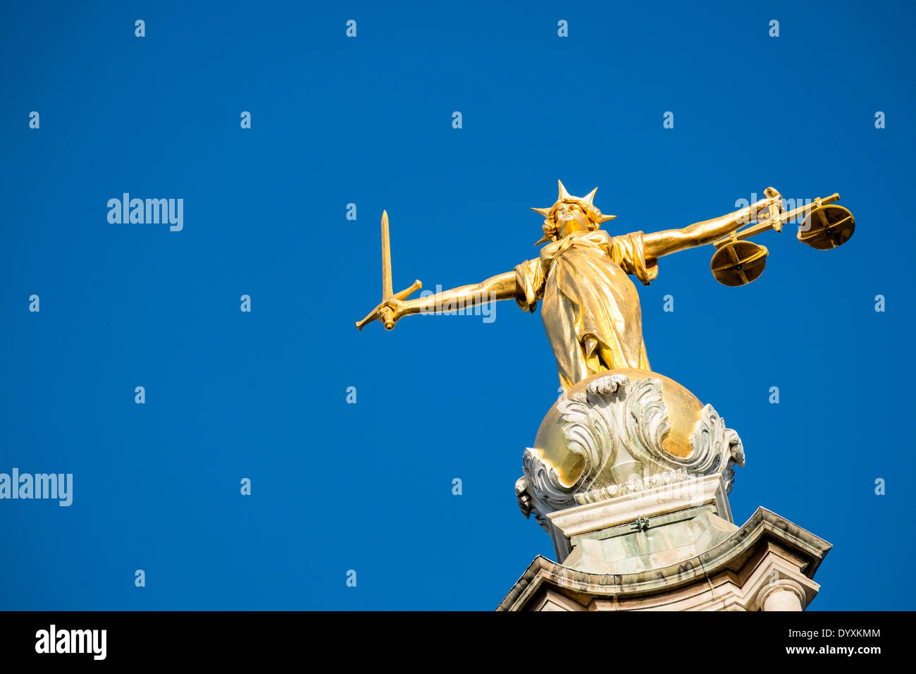 La statua della Madonna della giustizia sulla Old Bailey centrale tribunali penali in London Regno Unito Foto Stock