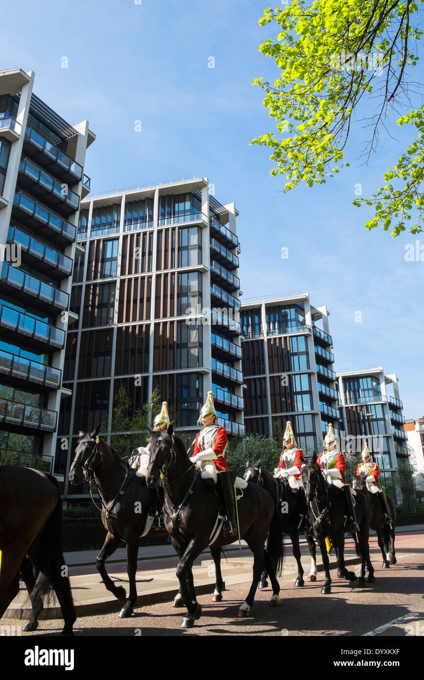 Domestico ride di cavalleria passato uno Hyde Park edifici appartamento nel quartiere di Knightsbridge London Regno Unito Foto Stock