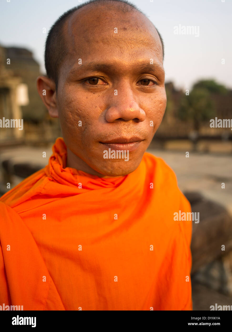Nheam un cambogiano di monaco buddista a Angkor Wat, Sito Patrimonio Mondiale dell'UNESCO. Siem Reap, Cambogia Foto Stock