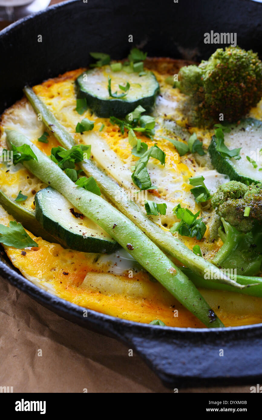 Arrosto di verdure e uova strapazzate in padella, cibo closeup Foto Stock