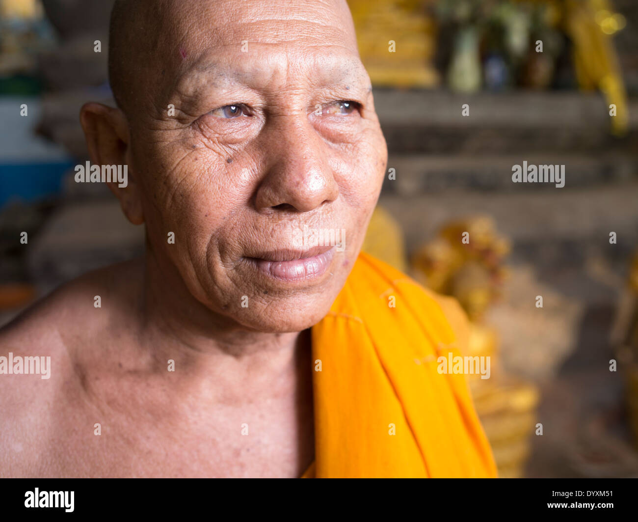 Cambogiano monaco buddista accanto al tempio Bayon, Angkor Thom, Siem Reap, Cambogia Foto Stock