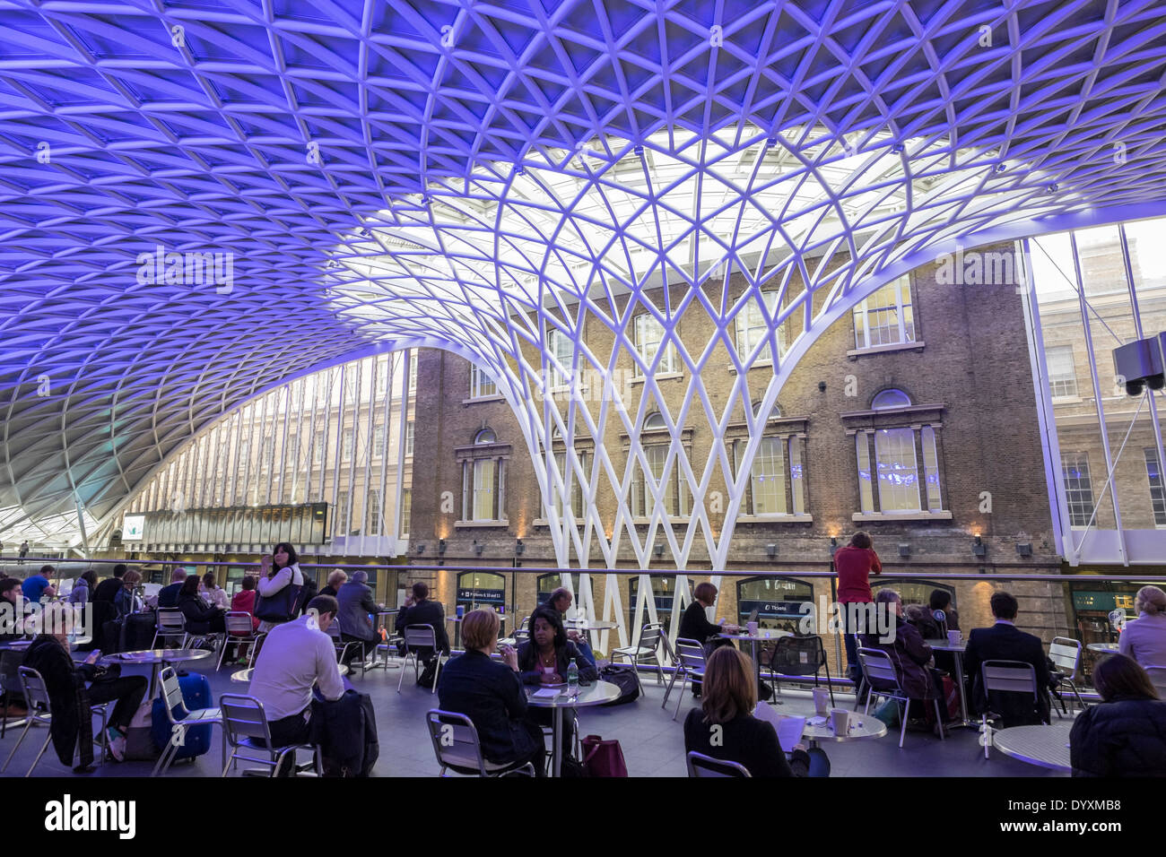 Nuova e moderna architettura di Western Concourse alla stazione ferroviaria di King's Cross a Londra Regno Unito Foto Stock