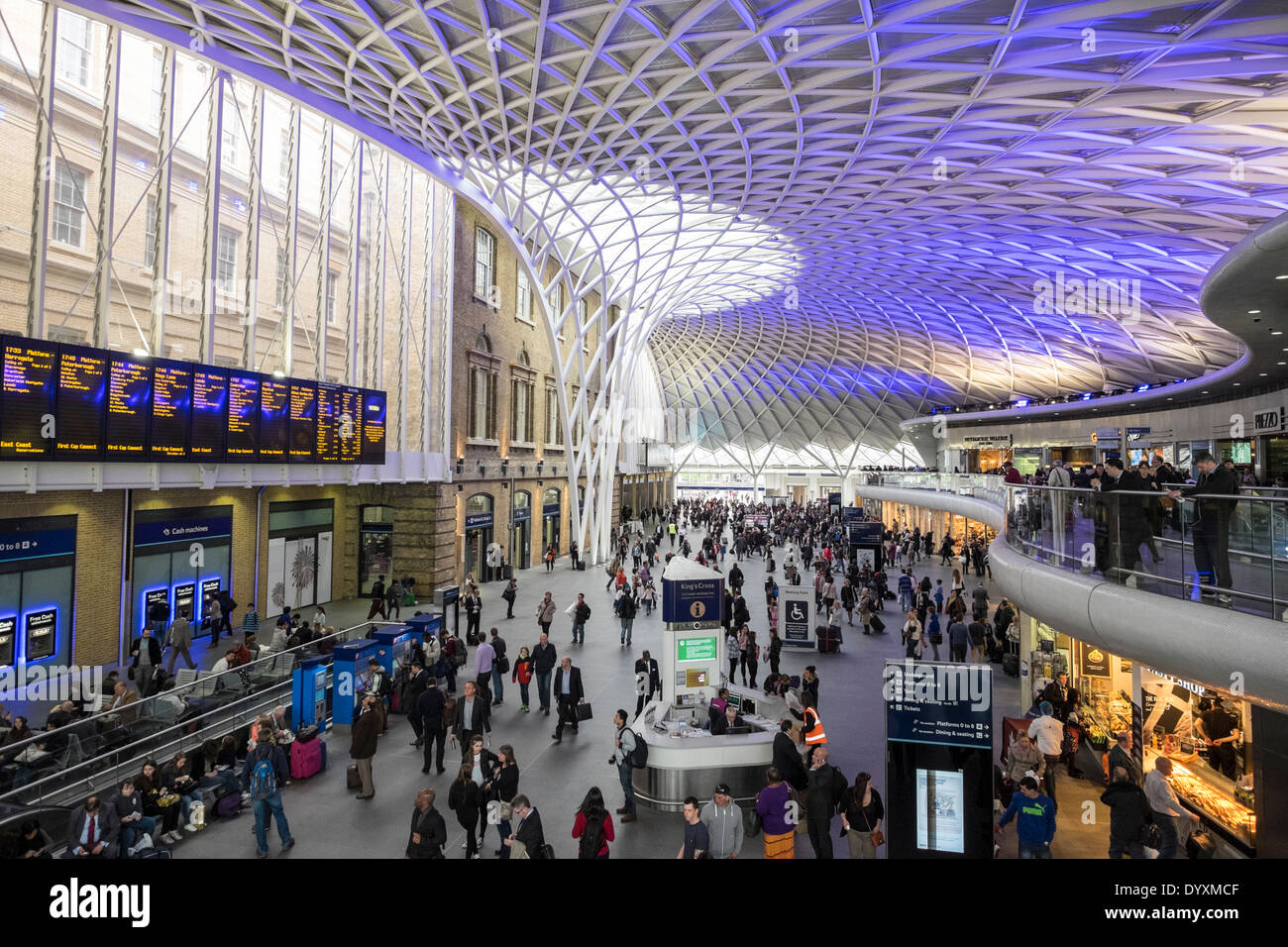 Nuova e moderna architettura di Western Concourse alla stazione ferroviaria di King's Cross a Londra Regno Unito Foto Stock