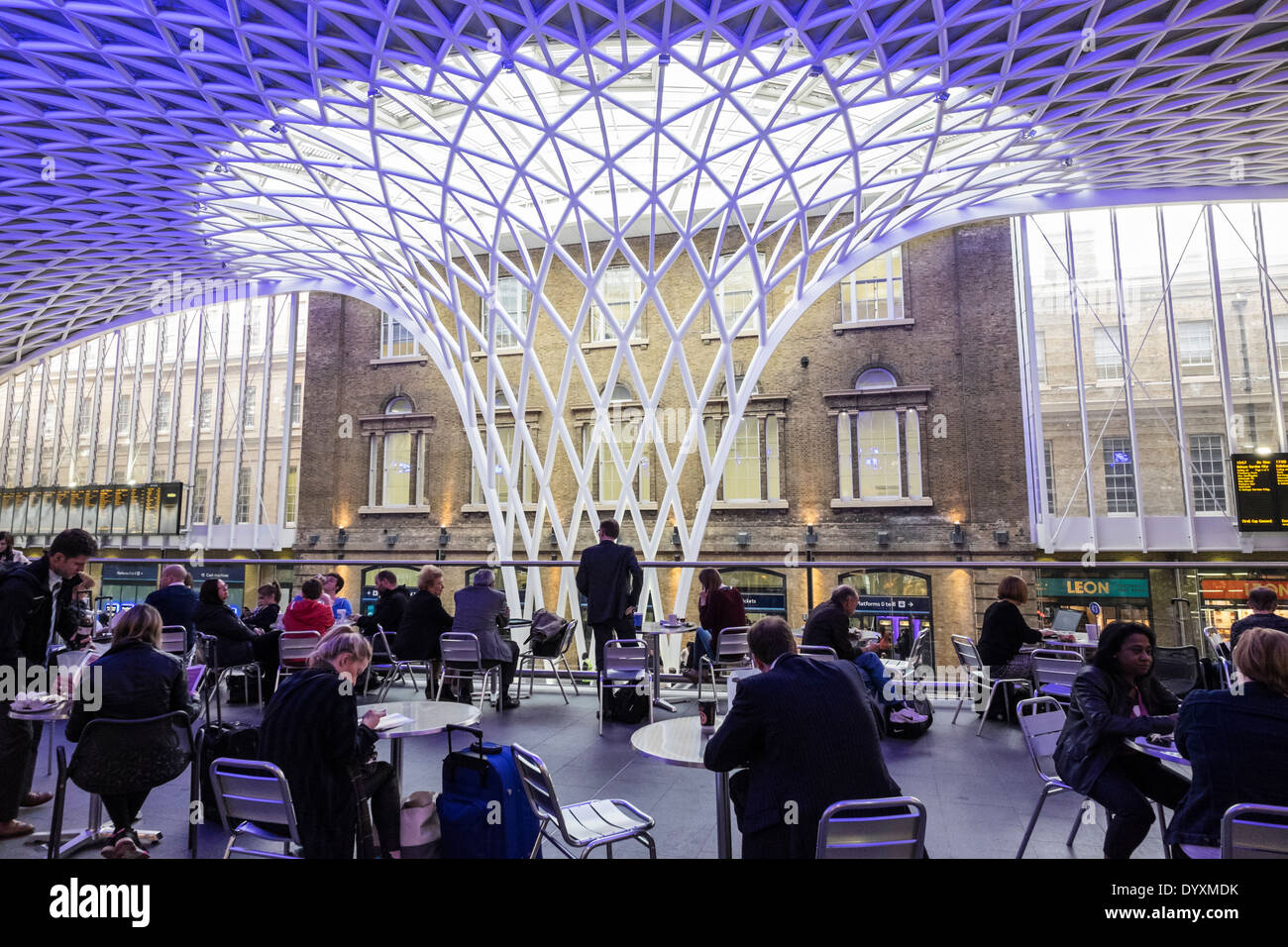 Nuova e moderna architettura di Western Concourse alla stazione ferroviaria di King's Cross a Londra Regno Unito Foto Stock