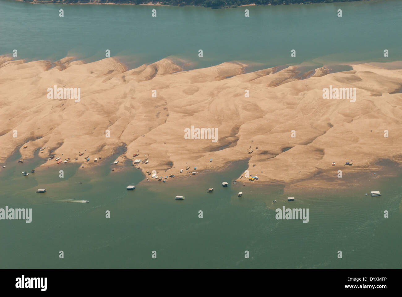 Araguaia river, Para Stato, Brasile. Vista aerea del week end bar galleggianti sul banco di sabbia vicino a Maraba. Foto Stock