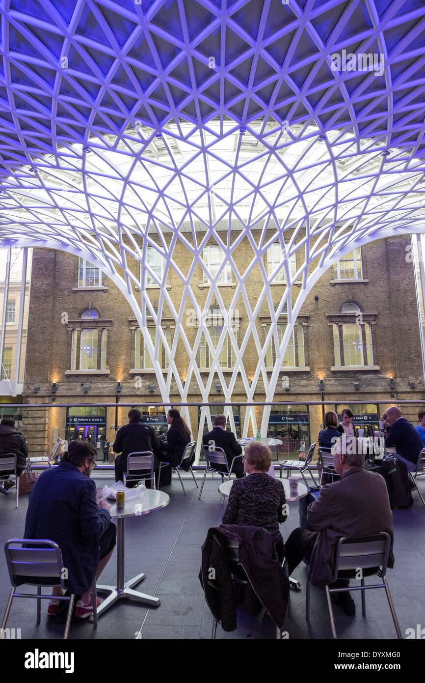 Nuova e moderna architettura di Western Concourse alla stazione ferroviaria di King's Cross a Londra Regno Unito Foto Stock