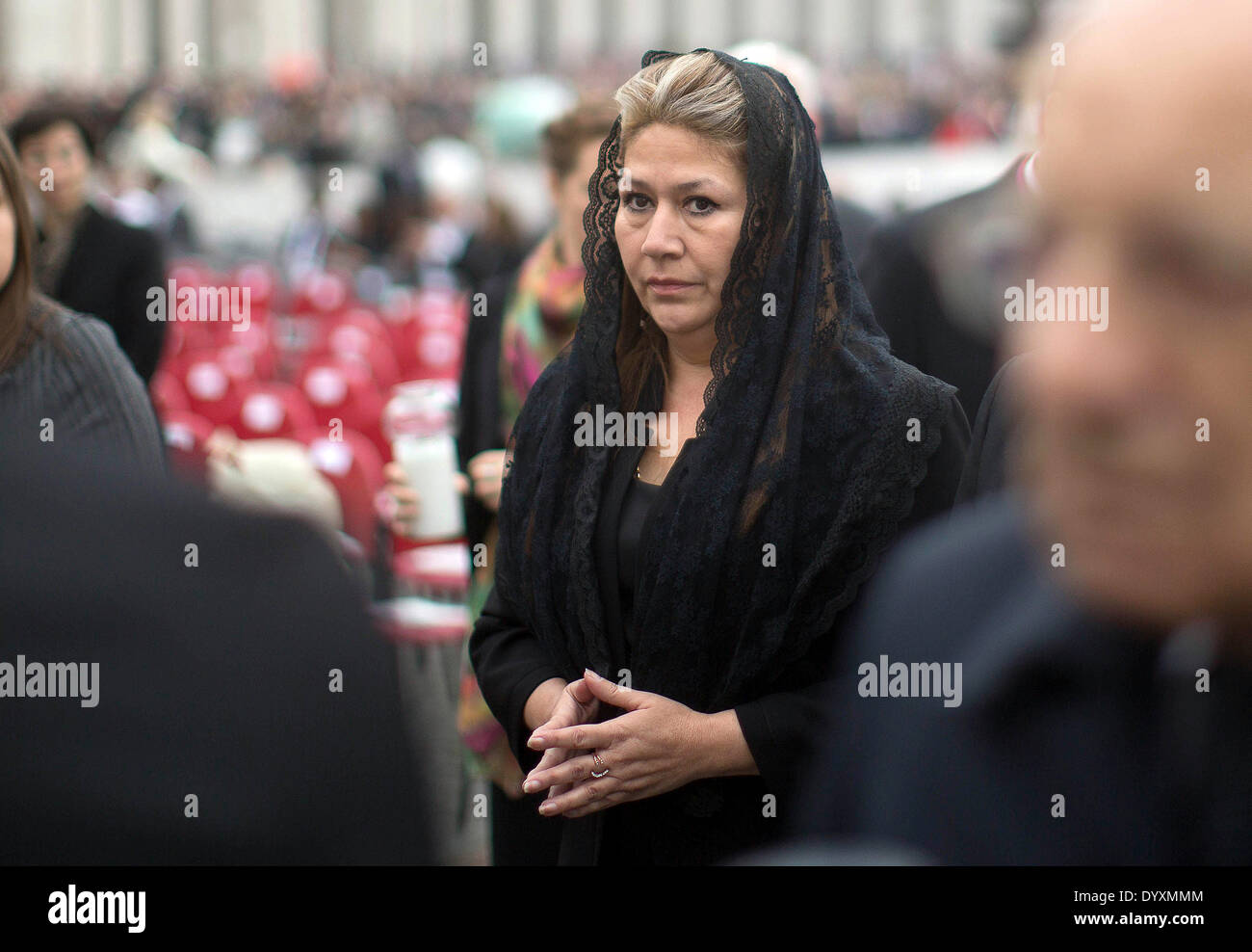 Floribeth Mora Diaz da Costa-Rica arriva per la canonizzazione di servizio per ultimi Pontefici Giovanni Paolo II e Papa Giovanni XXIII in un open air messa di fronte alla Basilica di San Pietro e la Città del Vaticano, 27 aprile 2014. Folle immense riempito la piazza per vedere i due ex papi dichiarati santi. Royal dignitari e capi di stato sono stati tra i quasi 100 delegazioni straniere in frequenza. Foto: Michael Kappeler/dpa Foto Stock