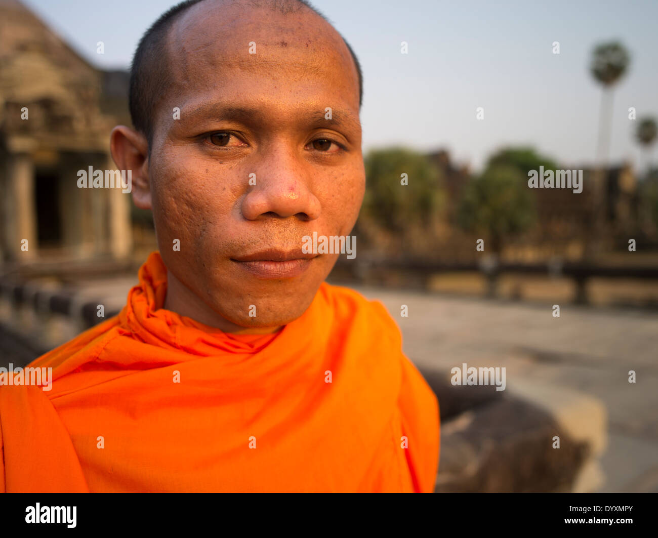 Nheam un cambogiano di monaco buddista a Angkor Wat, Sito Patrimonio Mondiale dell'UNESCO. Siem Reap, Cambogia Foto Stock