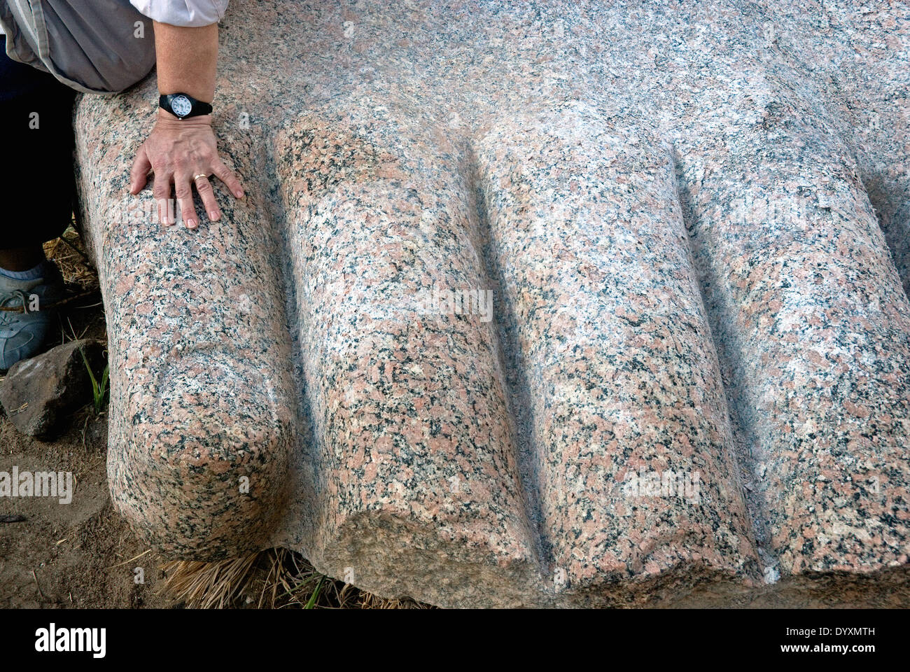 Ramesseum : il tempio funerario del faraone Ramses II il Grande(1303-1213 A.C. XIX dyn.).Il confronto con una mano della statua gigante. Foto Stock