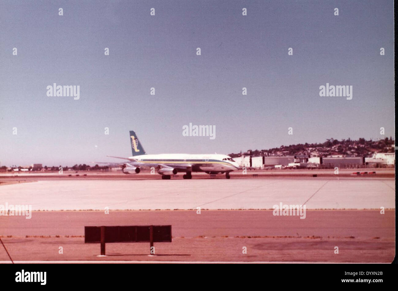 Il Convair CV-990 Coronado era un aereo di linea commerciale progettato tra la fine degli anni '1950 e l'inizio degli anni '1960 Conosciuto per il suo design avanzato, il CV-990 era dotato di quattro motori turbofan e faceva parte degli sforzi della Convair per competere nel mercato degli aerei di linea. Anche se non ampiamente utilizzato, fu una parte importante dello sviluppo degli aeromobili durante quel periodo. Foto Stock