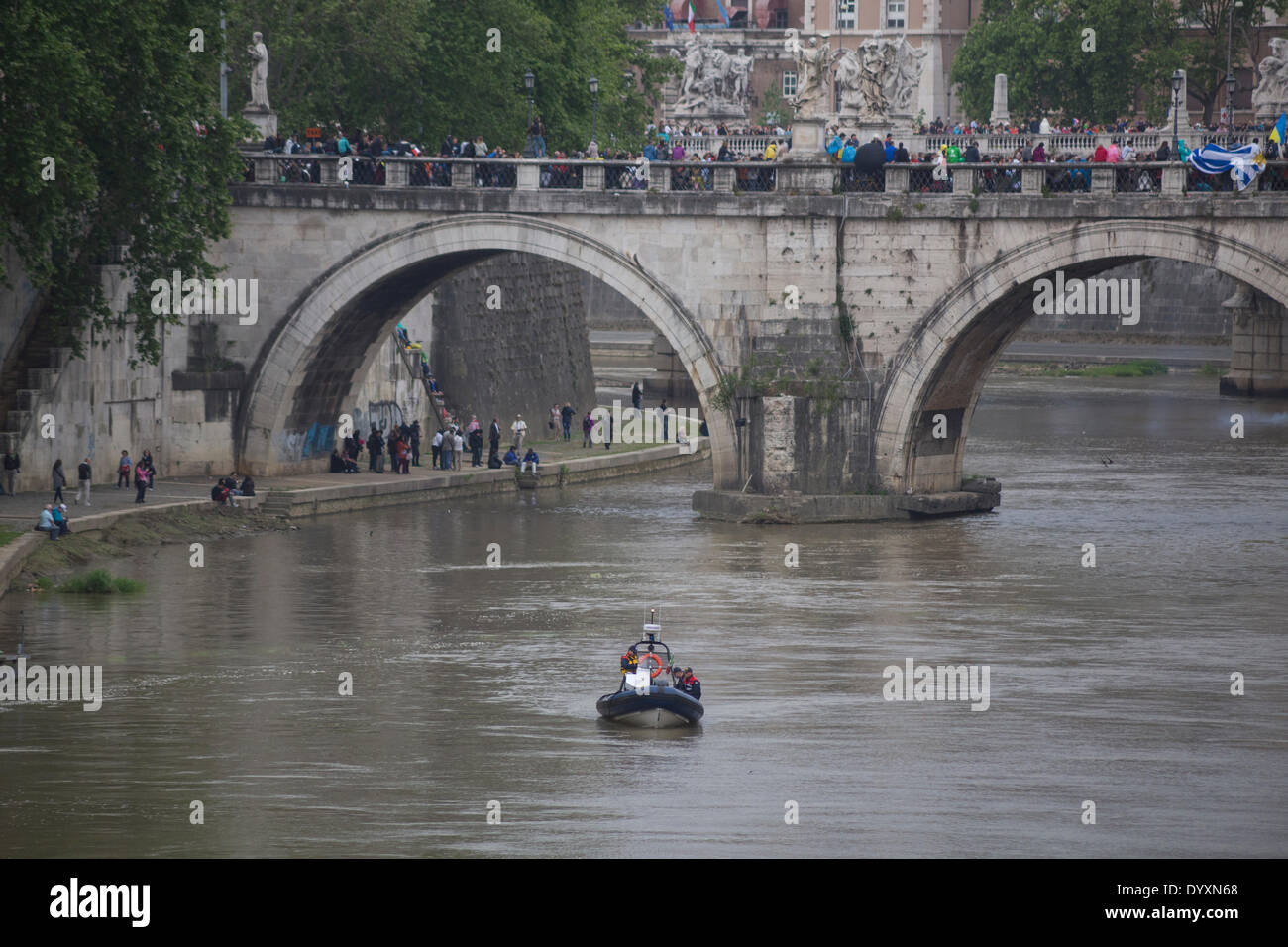 Città del Vaticano, Roma, Italia. 27 apr 2014. Pellegrini e curiosi di invadere Roma. Nessun posto per tutti, riempito il terrapieno Foto Stock