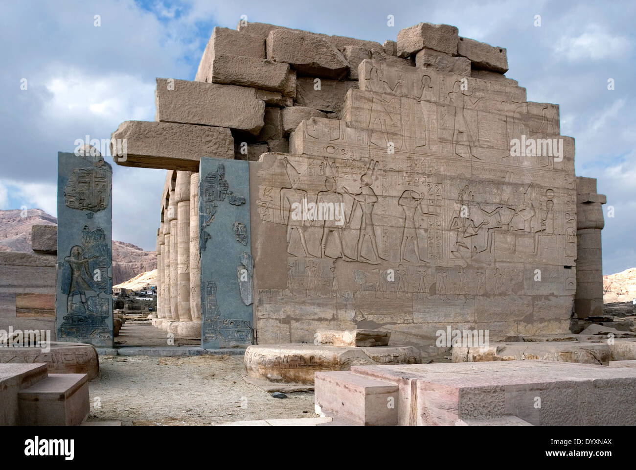 Ramesseum : il tempio funerario del faraone Ramses II il Grande(1303-1213 A.C. XIX dyn.). Parete con intagli. Foto Stock