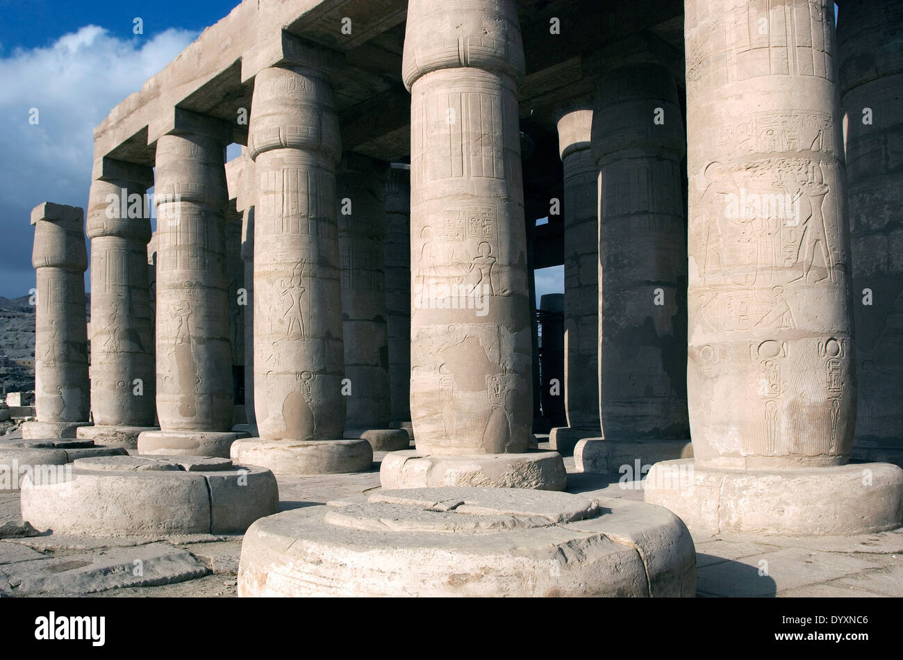 Ramesseum : il tempio funerario del faraone Ramses II il Grande(1303-1213 A.C. XIX dyn.).Vista della hypostyle hall. Foto Stock