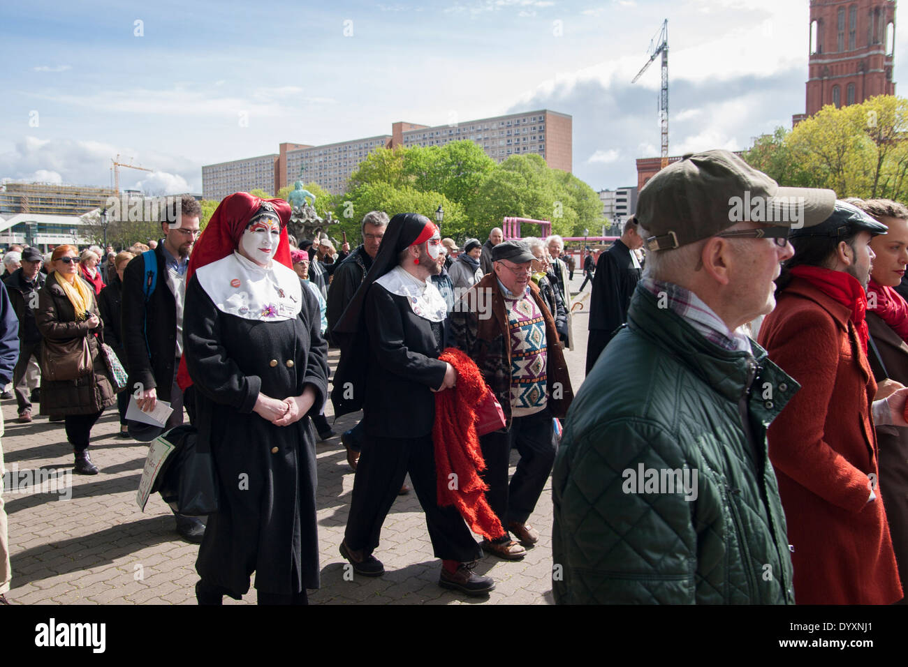 Due sorelle di indulgenza perpetua alla processione del Venerdì Santo a Berlino, Germania. Foto Stock