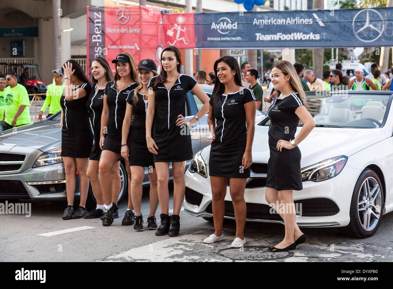 Mercedes Benz modelli con ritmo vetture al 2014 Mercedes-Benz Corporate correre a Miami, Florida, Stati Uniti d'America. Foto Stock