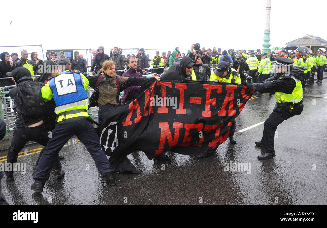 Scontro di polizia con anti manifestanti fascista che cercavano di perturbare il marzo per Inghilterra Rally in Brighton oggi. Foto Stock