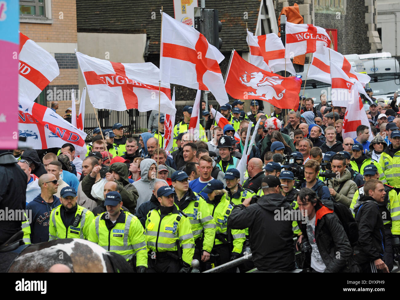 La polizia ha partecipato al raduno March for England a Brighton in 2014v. Foto Stock