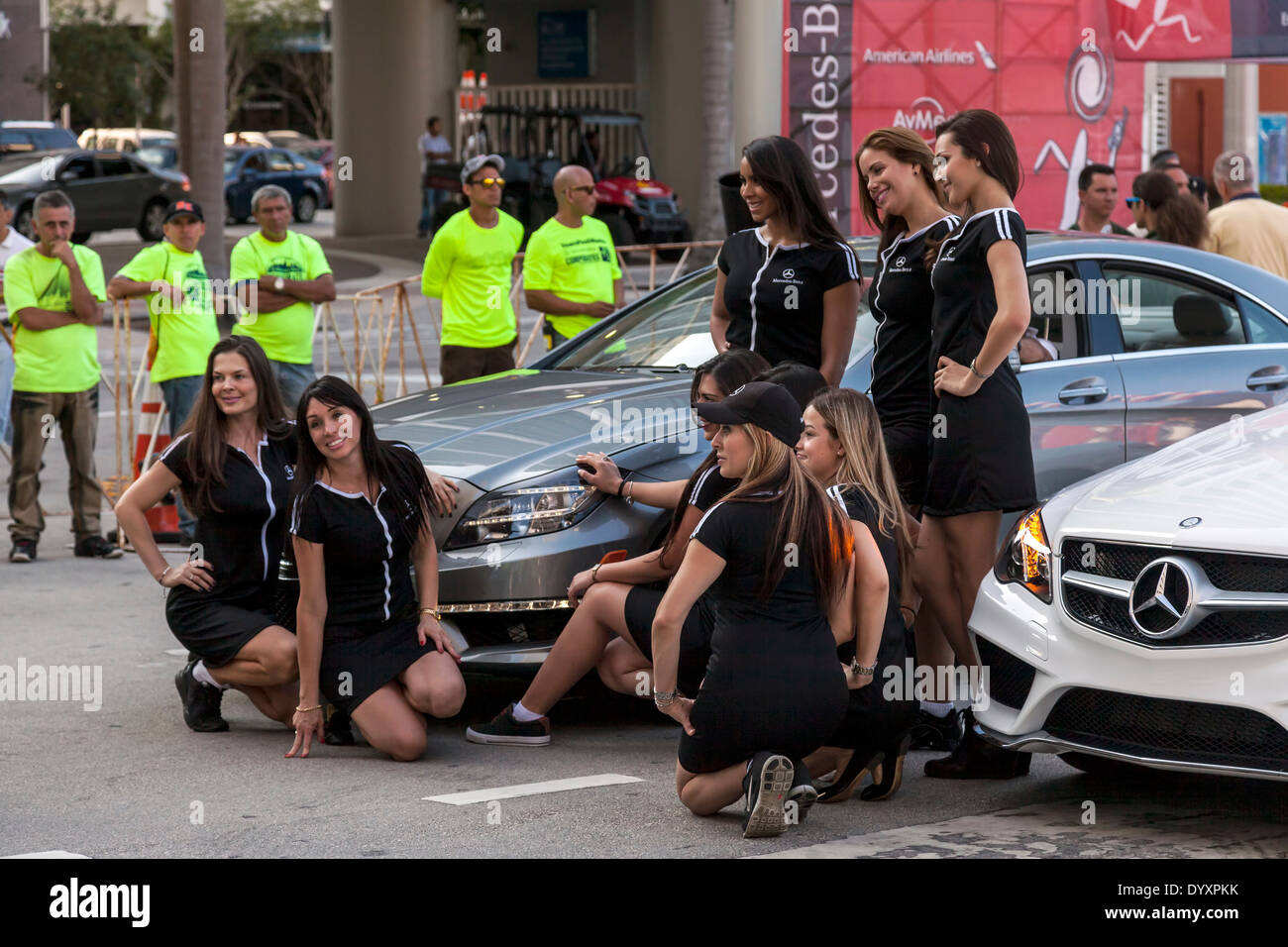 Mercedes Benz modelli con ritmo vetture al 2014 Mercedes-Benz Corporate correre a Miami, Florida, Stati Uniti d'America. Foto Stock