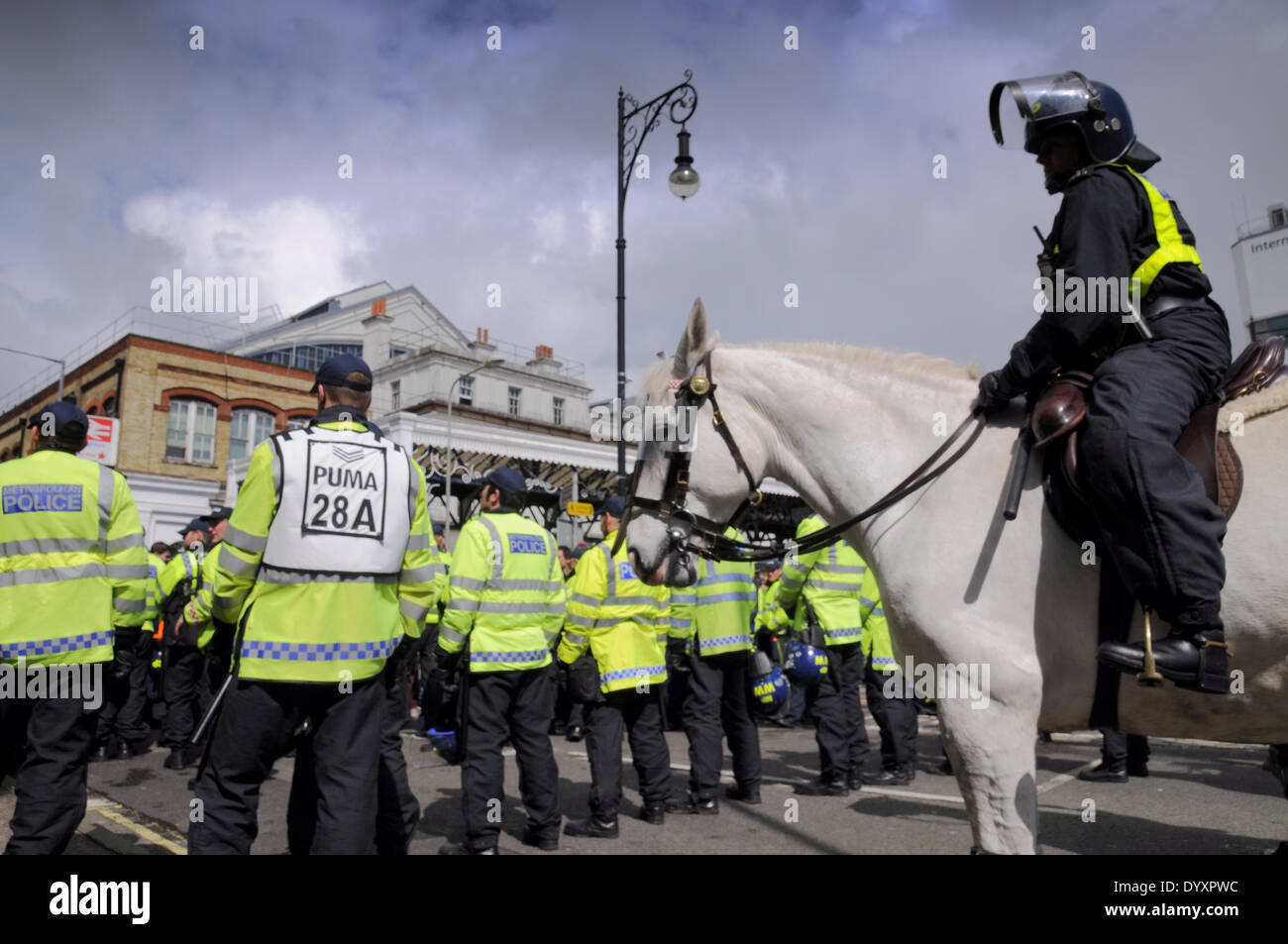 Brighton, East Sussex, Regno Unito. 27th Aprile 2014. La polizia in gran numero a Brighton, una situazione molto tesa. Foto Stock