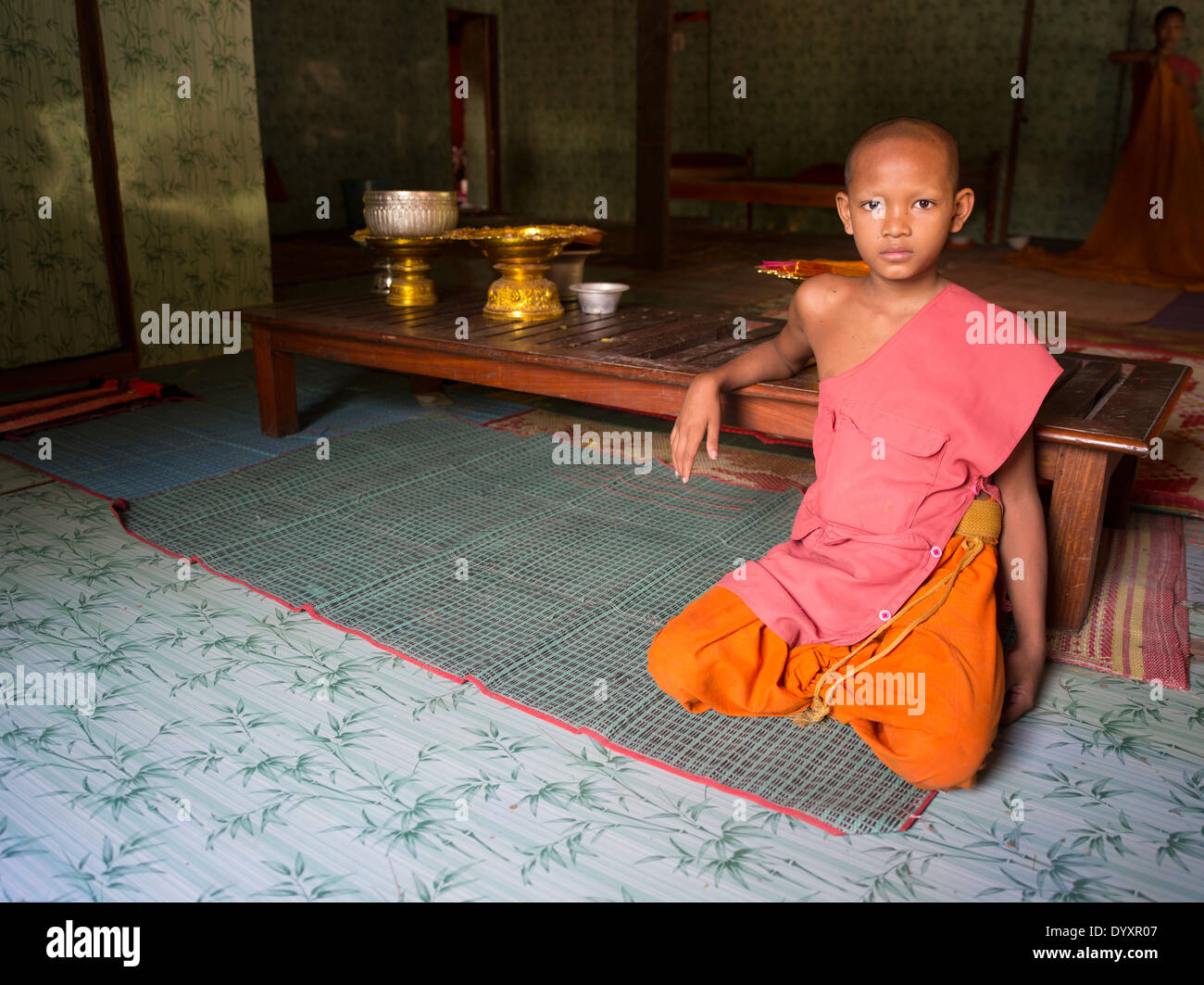 Giovane monaco buddista negli spazi abitativi a Angkor Wat, Siem Reap, Cambogia Foto Stock