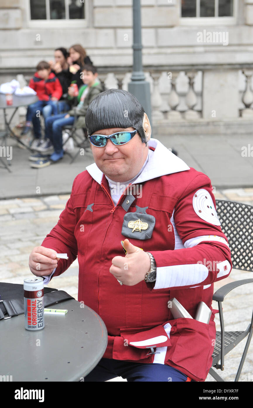 La Somerset House, London, Regno Unito. Il 27 aprile 2014. Un 'Trekkie' at Somerset House per la fantascienza di Londra Festival sfilata in costume. Credito: Matteo Chattle/Alamy Live News Foto Stock