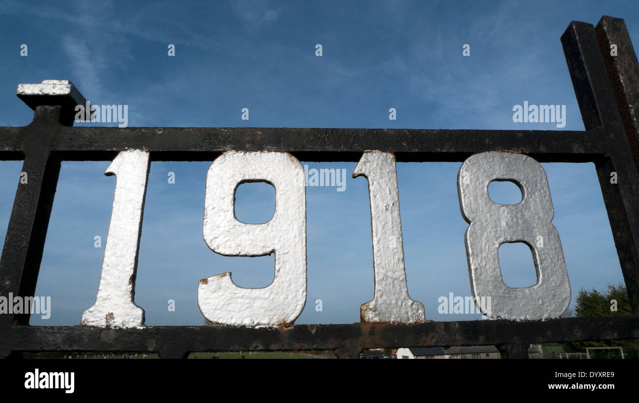 I Guerra Mondiale 1918 Data anno la guerra termina il memorial gate nel Gloucestershire England Regno Unito KATHY DEWITT Foto Stock