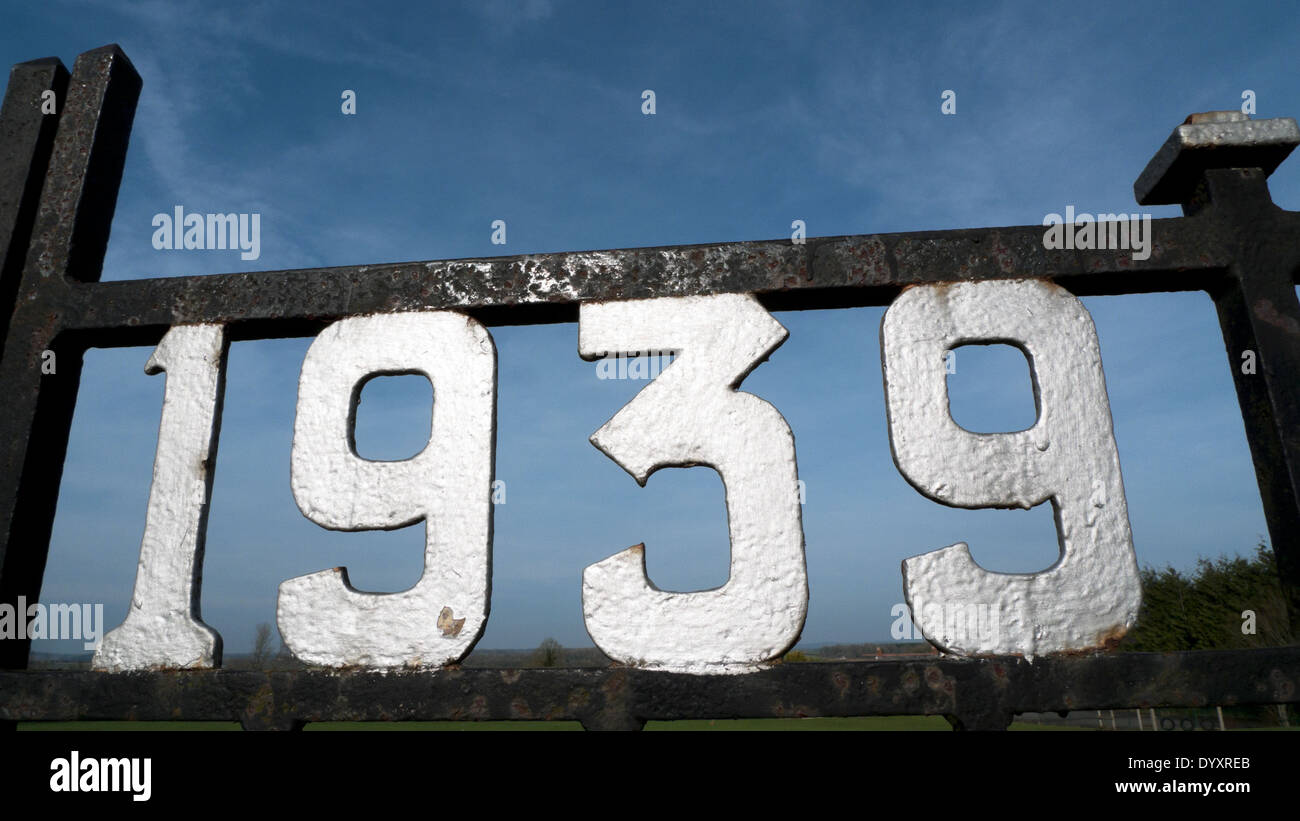 II Guerra Mondiale 1939 anno della data di seconda guerra mondiale inizia il memorial gate nel Gloucestershire England Regno Unito KATHY DEWITT Foto Stock