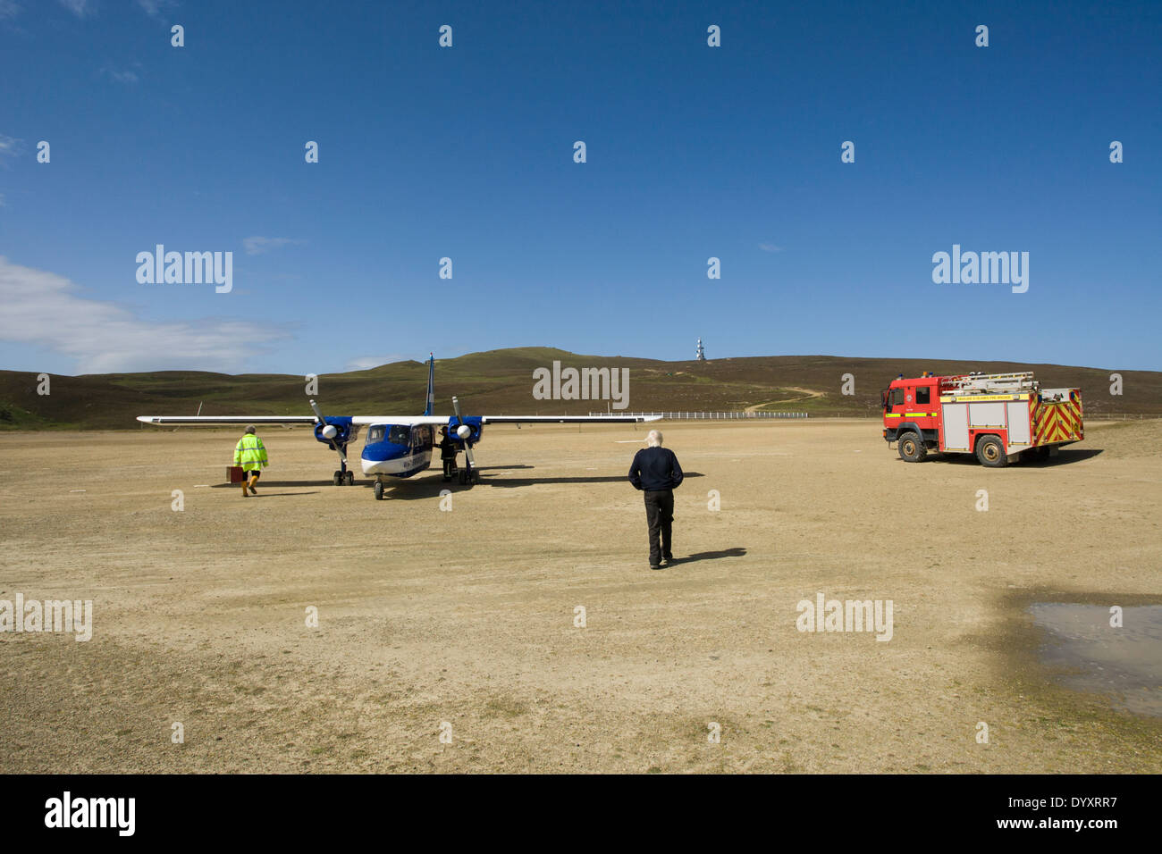 Volo diretto Islander piano sul Fair Isle pista di atterraggio per aerei, Fair Isle, Shetland Foto Stock