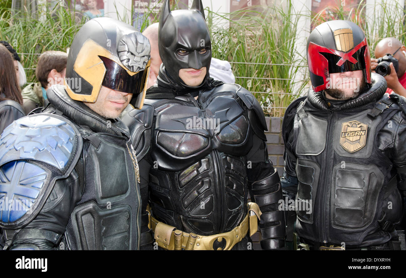 Londra, Regno Unito. 27 apr 2014. Sci-Fi sfilata in costume uomo in costume di Batman con due giudici da Judge Dredd su entrambi i lati. Credito: Prixpics/Alamy Live News Foto Stock