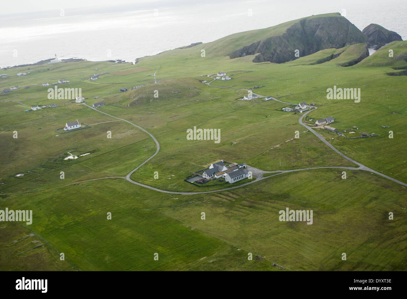 Vista aerea del Fair Isle (scuola e hall appena al di sotto del centro), Shetland Foto Stock