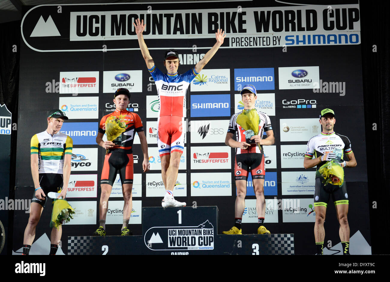Cairns, Australia. 27 apr 2014. Vincitore BMC Mountainbike Racing team rider Julien Abasalon della Francia durante la mens elite cross country gara a UCI Mountain Bike World Cup nella foresta pluviale di Smithfield, Cairns.Secondo posto Stockli pro team rider Lukas Fluckiger della Svizzera, terzo posto BH Suntour KMC rider Maxime Marotte della Francia, quarto posto Trek Factory Racing rider Daniel McConnell di Australia, quinto posto Multivan Merida bike team rider Jos&#xe9; Antonio Hermida Ramos della Spagna Credito: Azione Sport Plus/Alamy Live News Foto Stock