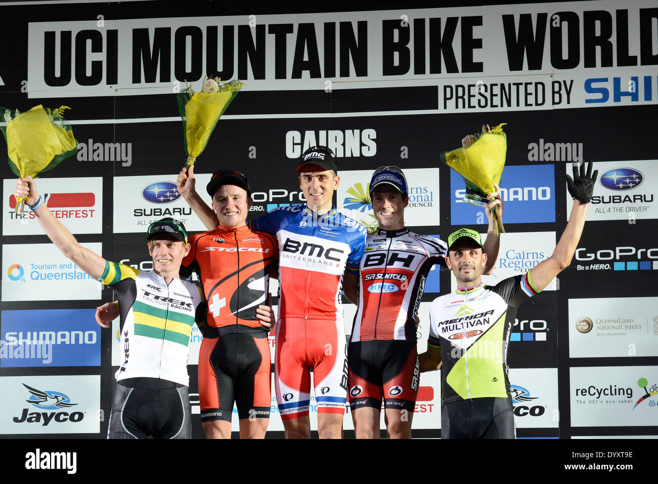 Cairns, Australia. 27 apr 2014. Vincitore BMC Mountainbike Racing team rider Julien Abasalon della Francia durante la mens elite cross country gara a UCI Mountain Bike World Cup nella foresta pluviale di Smithfield, Cairns.Secondo posto Stockli pro team rider Lukas Fluckiger della Svizzera, terzo posto BH Suntour KMC rider Maxime Marotte della Francia, quarto posto Trek Factory Racing rider Daniel McConnell di Australia, quinto posto Multivan Merida bike team rider Jos&#xe9; Antonio Hermida Ramos della Spagna Credito: Azione Sport Plus/Alamy Live News Foto Stock