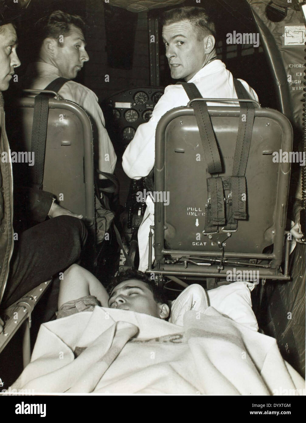 Questa fotografia del 1951 cattura l'interno di un elicottero presso la US Naval Air Station di Lakehurst, New Jersey. L'immagine mette in risalto la prima tecnologia degli elicotteri e l'aviazione militare durante il periodo post-bellico, mostrando lo sviluppo delle operazioni di velivolo rotorcraft nella Marina degli Stati Uniti. Foto Stock