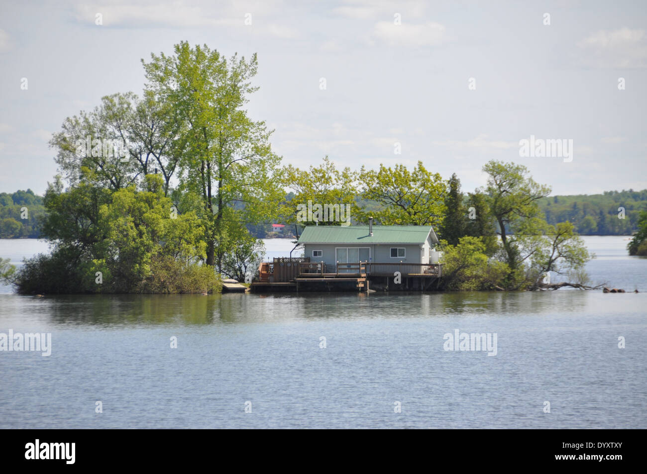 Una casa su una piccola isola, mille isole Saint Lawrence fluviale, Ontario, Canada. Foto Stock
