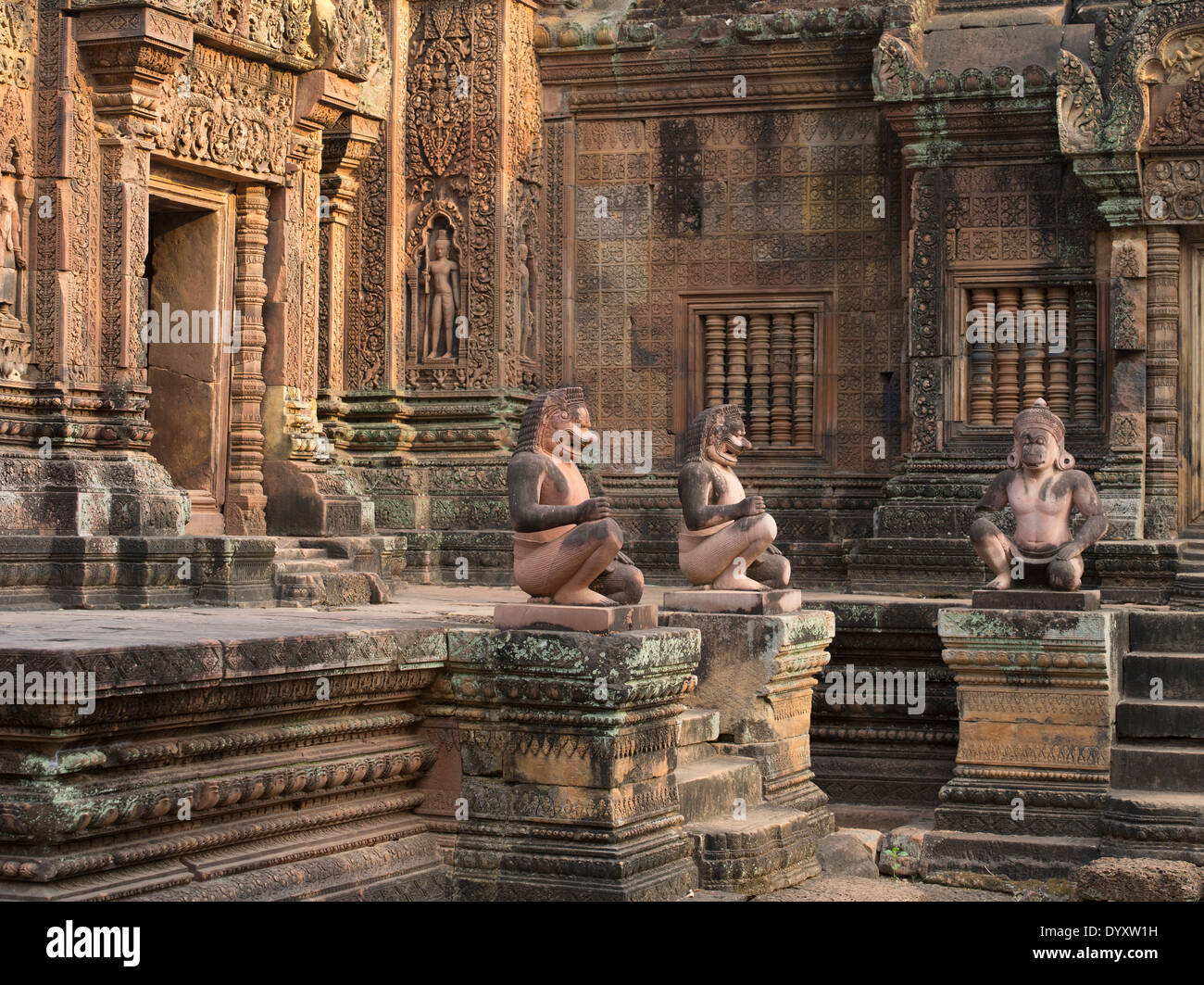 Lion e Monkey intitolata custodi di Banteay Srei tempio indù dedicato a Shiva. Siem Reap, Cambogia Foto Stock