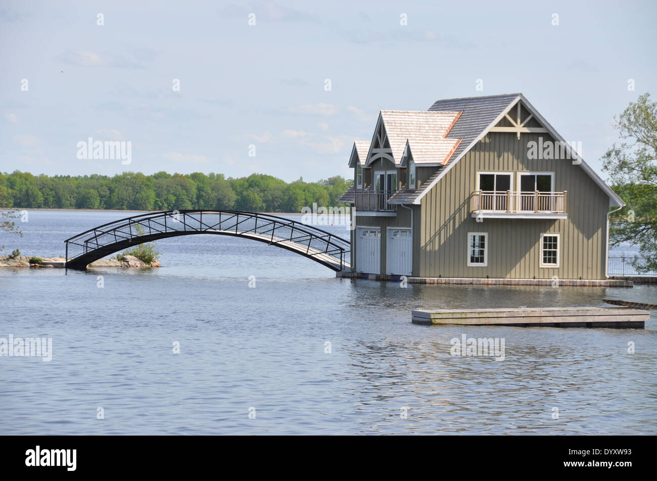 Una casa con un ponte pedonale su una piccola isola, mille isole Saint Lawrence fluviale, Ontario, Canada. Foto Stock
