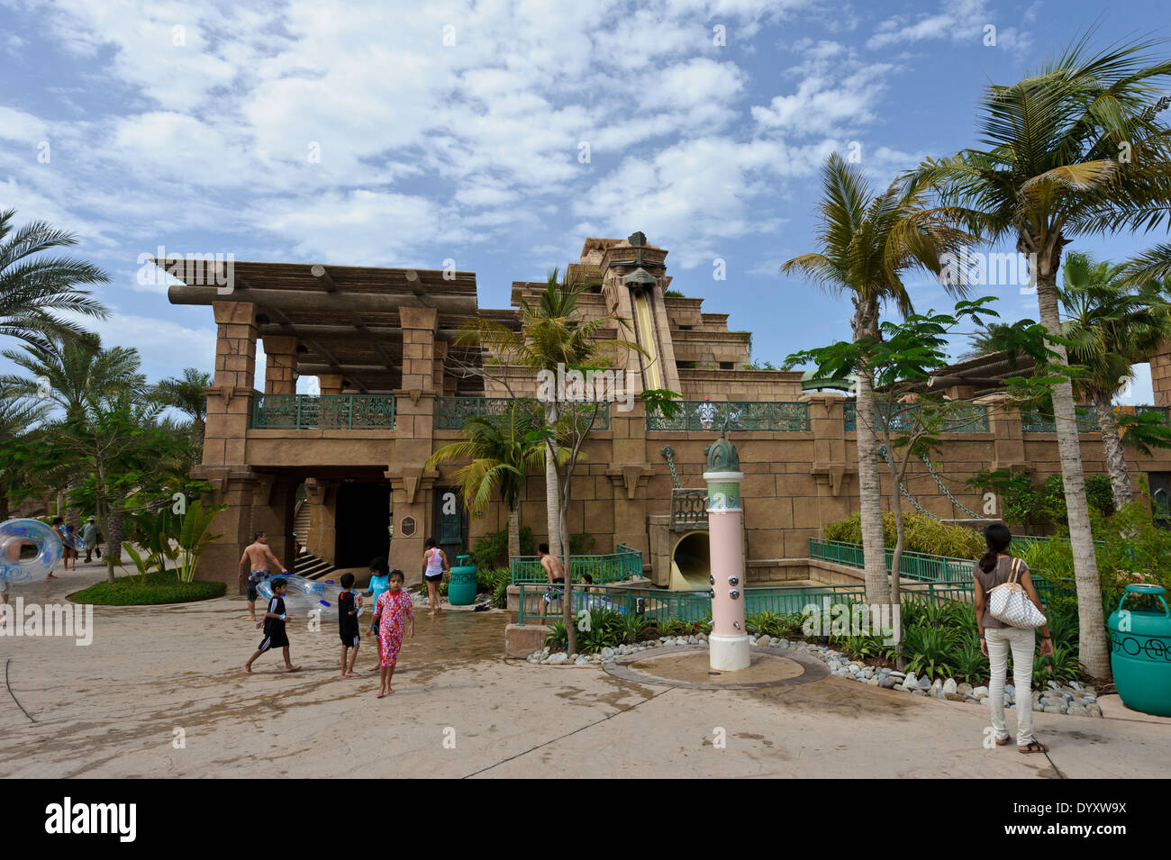 Edificio Esterno di uno dei ripidi scivoli d' acqua al Wild Wadi Water Park a Dubai, Emirati Arabi Uniti, Emirati arabi uniti. Foto Stock